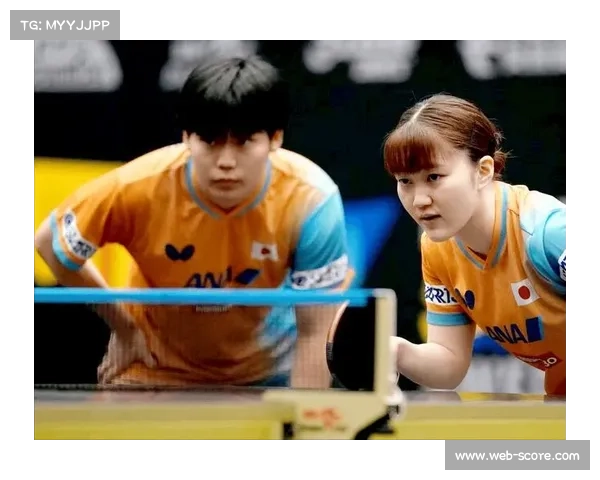 混团世界杯颁奖现温馨一幕：德国选手考夫蔓与日本队员互动逗乐观众